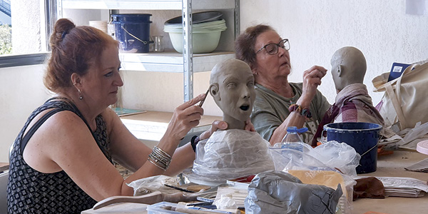 6 Monica Duke and Melinda Crider working on head/bust sculptures at the Kirsten Stingle Sculptural Sirens workshop.