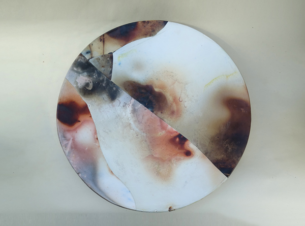 Jolanda van de Grint’s large plate, 15 in. (38 cm) in diameter, white firing clay, 25% chamotte, saggar fired in an electric kiln to 1922°F (1050°C), 2019.